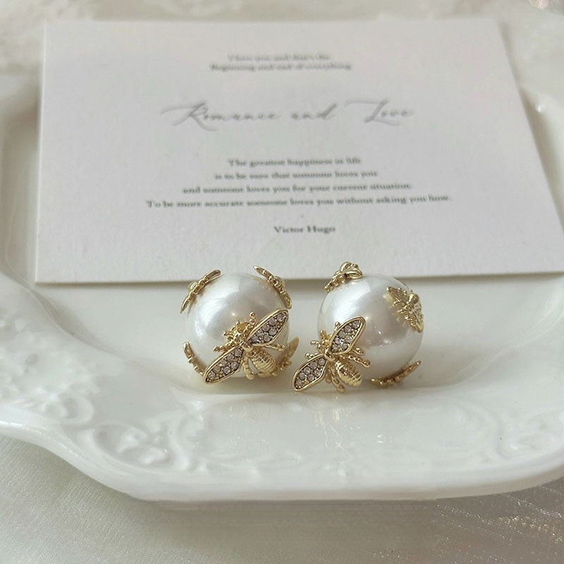 Pearlbee Stud Earring