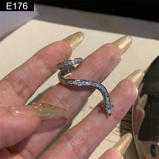 Comet Tail Earcuff - E176